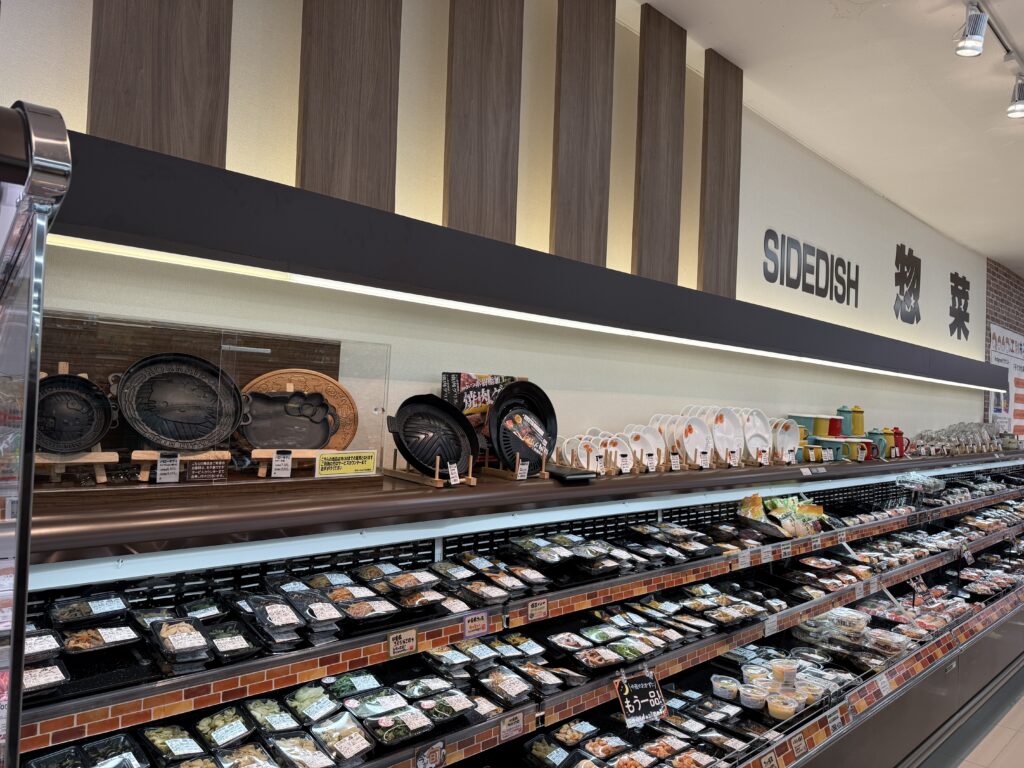 北海道江別市の「ホクレンショップFoodFarm元江別店」にて、遠藤木型の『ハローキティステーキ皿・ジンギスカン鍋』が実店舗販売スタート！現在ステーキ皿の実物を見て買えるのはここだけ。お買い物ついでにぜひお惣菜コーナー上をご覧ください。